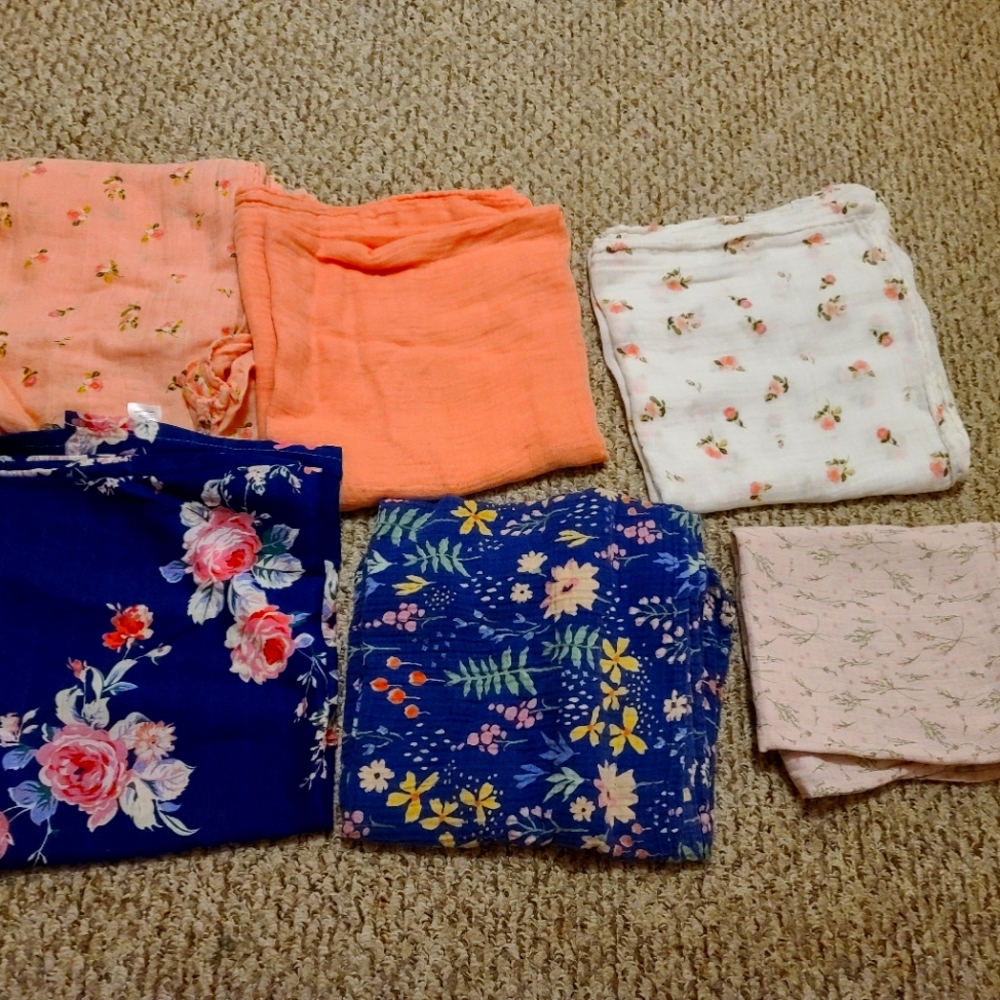 12 Muslin blankets